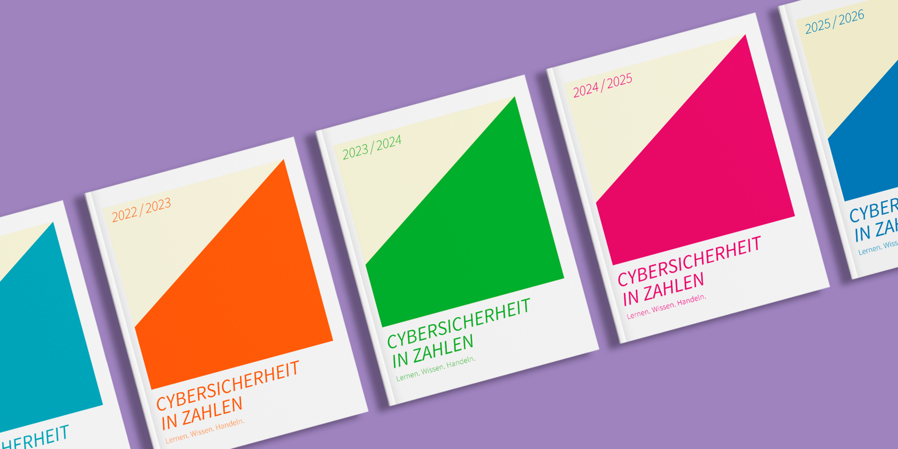 Das Bild zeigt eine Sammlung von fünf Büchern mit bunten Einbänden, die in einer Reihe auf einem lila Hintergrund angeordnet sind. Jedes Buchcover zeigt ein geometrisches Muster und den Titel "Cyberscherheit in Zahlen" in deutscher Sprache. Die Bücher tragen die Titel "Cyberscherheit in Zahlen" und "Cyberscherheit in Zahlen" in unterschiedlichen Farben, wobei die Titel in weißer Schrift auf hellgrünem Hintergrund erscheinen. Die Bücher sind in einer Reihe angeordnet, wobei das erste Buch auf der linken Seite und das letzte Buch auf der rechten Seite steht, was eine optisch ansprechende und zugängliche Präsentation ermöglicht.