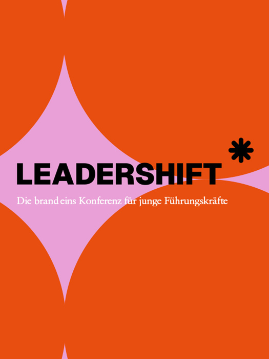 Das Bild ist ein lebendiges Grafikdesign mit fettgedrucktem Text und einer stilisierten blumenähnlichen Form vor einem auffälligen orangefarbenen Hintergrund. Der Text "LEADERSHIFT" ist in großen, fetten Buchstaben prominent dargestellt, darunter steht in kleinerer Schrift "Die brand eins Konferenz für junge Führungskraffe". Das Gesamtdesign ist visuell auffällig und scheint Teil einer Website oder eines digitalen Mediums zu sein.
