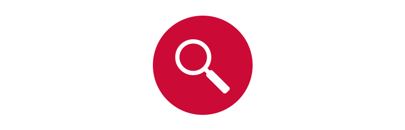 Das Bild zeigt einen roten Kreis mit einem weißen Lupensymbol darin, das eine Such- oder Lupenfunktion darstellt. Dieses Symbol ist so gestaltet, dass es für alle Nutzer, auch für Menschen mit Sehbehinderungen, zugänglich ist, da es ein klares und allgemein erkennbares Symbol darstellt. Das Symbol ist einfach und leicht zu verstehen, so dass es von einem breiten Publikum leicht erkannt und verwendet werden kann.