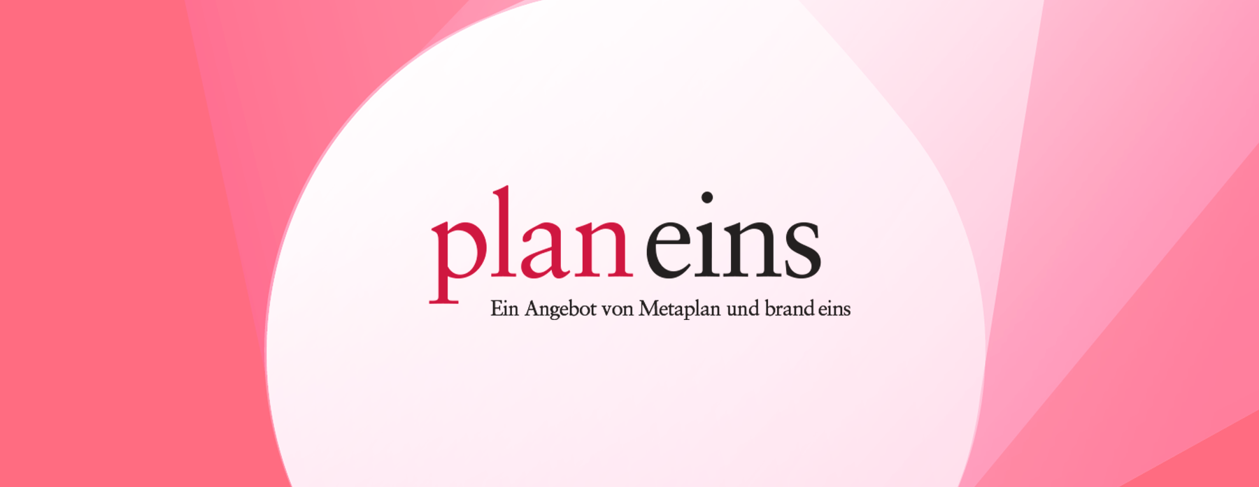 Das Bild zeigt ein Logo mit einem rosa-weißen Farbschema vor einem rosa-weißen geometrischen Hintergrund. Das Logo enthält den Text "plan eins" in schwarzer Schrift und darunter "Ein Angebot von MetapLAN und brandeins" in kleinerer schwarzer Schrift. Das Design ist visuell ansprechend und leicht zu lesen, so dass es für eine Website geeignet ist, die den Richtlinien der EAA (European Association of Advertising Agencies) entspricht.