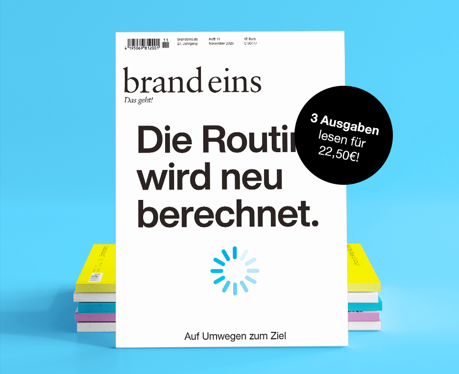Das Bild zeigt ein Zeitschriften- oder Buchcover mit blauem Hintergrund, das ein weißes und schwarzes Design aufweist. Der Titel "brand eins" ist in großen Buchstaben zu lesen, gefolgt von dem Untertitel "Die Routines wird neu berechnet". Das Cover enthält außerdem eine kreisförmige schwarz-weiße Textüberlagerung mit der Aufschrift "3 Ausgaben lesen für 22,50€!", die auf einen Preis von 22,50 Euro hinweist. Am unteren Rand des Covers steht der Text "Auf Umwegen zum Ziel", was übersetzt "Zusatzinformationen zum Buch" bedeutet.