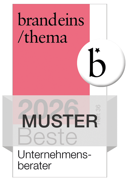 Bei dem Bild handelt es sich um ein Plakat für eine Zeitschrift oder Publikation mit einem rosa Hintergrund und einem weiß-schwarzen Design. Der Text auf dem Plakat enthält die Worte "brandeins / thema" und "MUSTER Beste" zusammen mit der Phrase "Unternehmens-berater" in kleinerer Schrift. In der Mitte des Bildes befindet sich ein kreisförmiges Logo mit einem schwarzen "b". Das Gesamtdesign ist modern und visuell ansprechend, mit einem Schwerpunkt auf dem Text und der Verwendung von kontrastierenden Farben.
