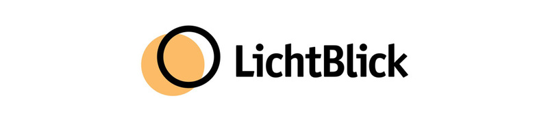 Das Bild zeigt ein Logo für ein Unternehmen namens "LichtBlick". Das Logo besteht aus einem schwarzen Kreis mit einem großen orangefarbenen Kreis darin, der über dem Firmennamen "LichtBlick" in einer modernen, serifenlosen Schriftart steht. Das Logo steht vor einem weißen Hintergrund, so dass es gut sichtbar und für ein breites Publikum zugänglich ist.