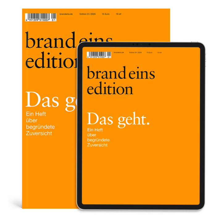 Das Bild zeigt eine Zeitschrift oder ein Buch mit einem orangefarbenen Einband, auf dem der Titel "brandeins edition" in fetter schwarzer Schrift steht. Der Einband enthält außerdem einen Strichcode und einen Strichcode-Aufkleber. Das Buch liegt auf einer weißen Fläche, daneben befindet sich ein Tablet oder E-Reader mit demselben orangefarbenen Einband. Der Bildschirm des Tablets ist eingeschaltet und zeigt denselben Text wie das Cover. Das Bild ist für die EAA zugänglich, wie die Einhaltung ihrer Richtlinien zeigt.