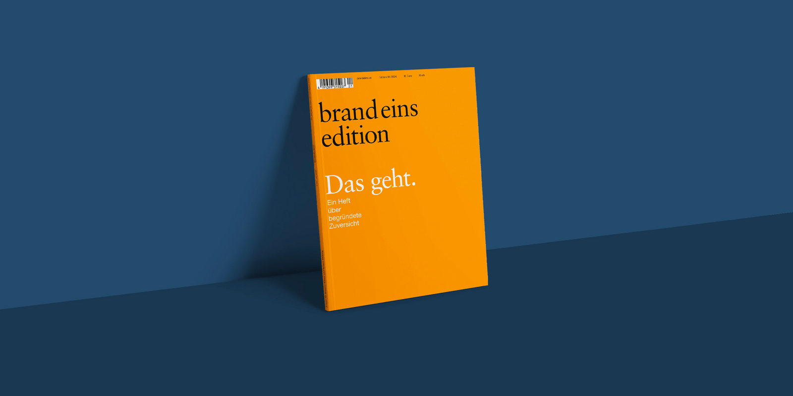 Das Bild zeigt eine Zeitschrift oder ein Buch mit einem auffälligen orangefarbenen Einband, das aufrecht auf einer blauen Fläche steht. Auf dem Umschlag steht in fetter schwarzer Schrift der Titel "brand eins edition" und in kleineren weißen Buchstaben der Untertitel "Das geht.". Das Layout und die Gestaltung des Umschlags lassen darauf schließen, dass es sich um eine Publikation mit Schwerpunkt auf Markenbildung und Marketing handelt.