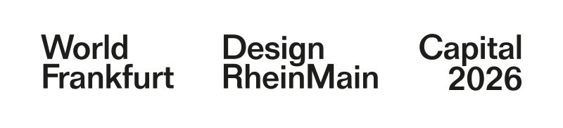 Das Bild zeigt drei schwarze Textlogos, die in einer Reihe vor einem weißen Hintergrund angeordnet sind. Auf dem ersten Logo steht "World Frankfurt", auf dem zweiten "Design RheinMain" und auf dem dritten "Capital 2026". Diese Logos sind so gestaltet, dass sie für eine Vielzahl von Nutzern, einschließlich Menschen mit Sehbehinderungen, zugänglich sind, da sie einen klaren und lesbaren Text verwenden.