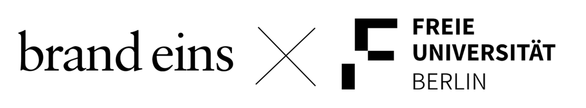 Das Bild zeigt ein Logo mit schwarzem Hintergrund und weißem Text. Der Text lautet "Freie Universität Berlin", was der Name der Universität ist. Das Logo enthält ein großes "X"-Symbol, das möglicherweise eine Verbindung oder Zusammenarbeit zwischen der Universität und einer anderen Einrichtung darstellt. Das Design ist einfach und minimalistisch, wobei der Text und das Symbol ausgewogen und leicht lesbar angeordnet sind.