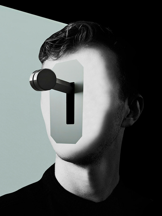 Das Bild ist ein auffälliges Schwarz-Weiß-Porträt des Gesichts eines Mannes, dessen Augen von einem großen, abstrakten Objekt verdeckt werden, das einem Lichtschalter oder einem Türknauf ähnelt. Der Mann trägt ein schwarzes Hemd, und der Hintergrund ist einfarbig, was einen minimalistischen und dramatischen Effekt erzeugt. Das Bild wird so präsentiert, dass es wie eine digitale Illustration oder ein Foto wirkt, wobei der Schwerpunkt auf dem Gesicht des Mannes und dem einzigartigen visuellen Element des Lichtschalters oder Türknaufs liegt.