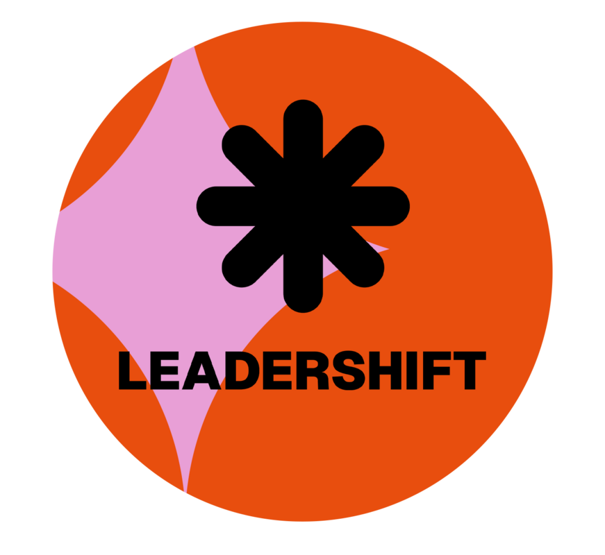 Das Bild zeigt ein auffälliges, grafisches Design mit einem großen schwarzen Sternsymbol in der Mitte vor einem leuchtend orangefarbenen Hintergrund. Unterhalb des Sterns ist das Wort „LEADERSHIFT” in schwarzer Schrift deutlich sichtbar. Das Design ist schlicht und klar, wobei der Fokus auf den kräftigen Farben und dem zentralen Sternsymbol liegt.