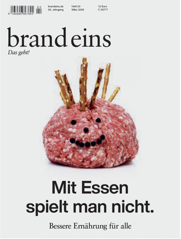 Das Bild ist ein brand eins Magazincover, auf dem ein Mettigel (Klumoen Mett mit Salzstangen als Stachel und einem Smiley-Gesicht aus Oliven) abgebildet ist. Das Cover hat einen weißen Hintergrund und trägt die große Zeile: Mit Essen spielt man nicht. Bessere Ernährung für alle.