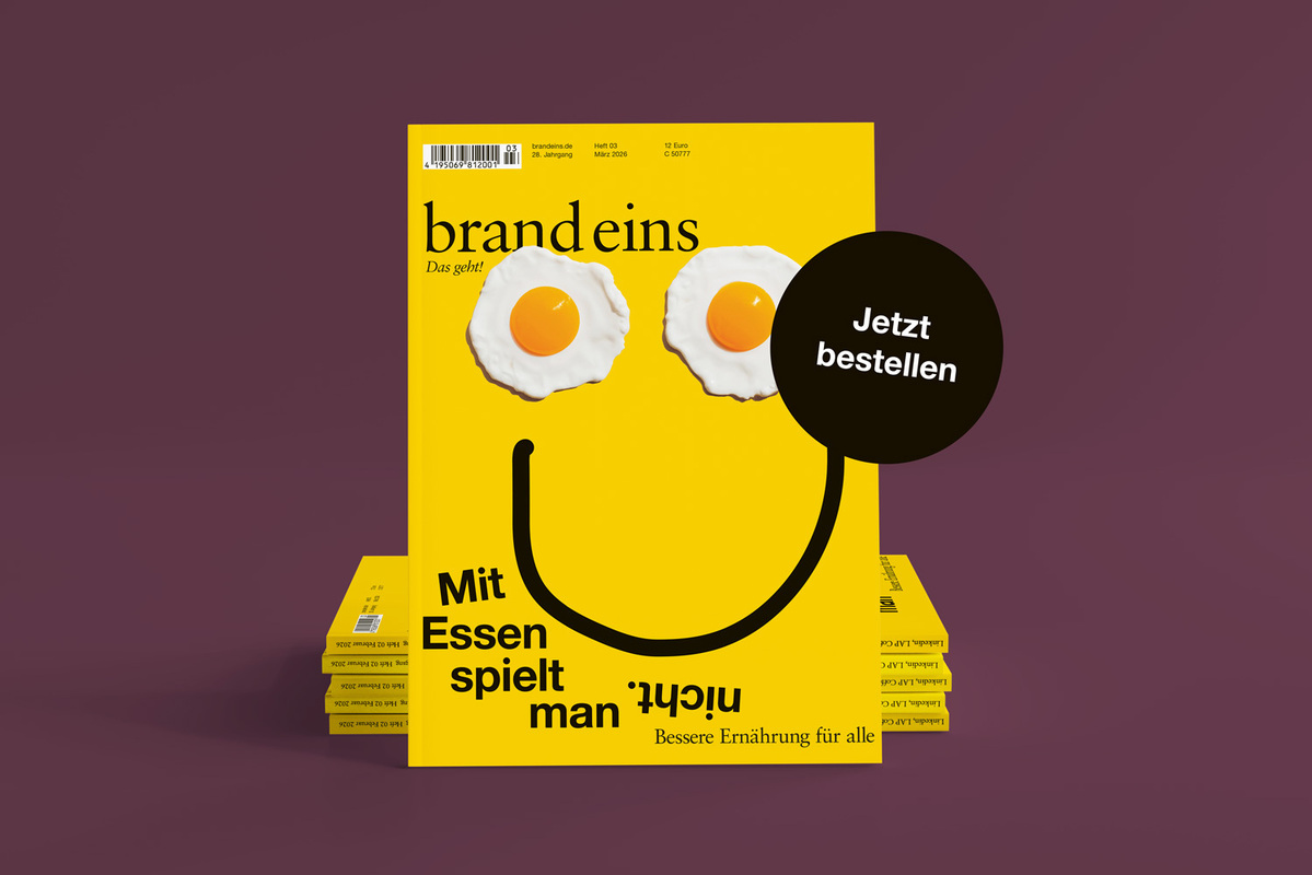 Das Bild zeigt einen Stapel gelber Bücher mit einem einzigartigen Design auf dem Einband, das einem Smiley ähnelt. Die Bücher tragen die Titel „brand eins“ und „mit Essen spielt man“ in deutscher Sprache, ergänzt durch zusätzlichen Text in englischer Sprache. Ein schwarzer Kreis mit dem Text „Jetzt bestellen“ befindet sich oben auf dem Stapel und suggeriert ein humorvolles oder unbeschwertes Thema. Das Bild ist vor einem violetten Hintergrund platziert, der das Gesamtdesign ergänzt.