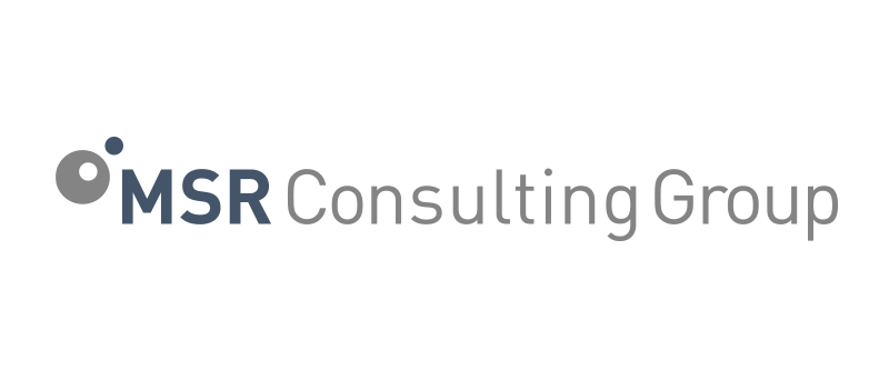 Das Bild zeigt das Logo der „MSR Consulting Group“, einem Unternehmen, das Beratungsdienstleistungen anbietet. Das Logo ist in Schwarz-Weiß gehalten, wobei der Name des Unternehmens in einer Kombination aus blauer und grauer Schrift geschrieben ist. Das Logo ist auf einem schwarzen Hintergrund zentriert, sodass es für potenzielle Kunden gut sichtbar und zugänglich ist.