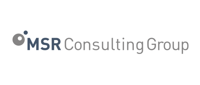 Das Bild zeigt das Logo der „MSR Consulting Group“, einem Unternehmen, das Beratungsdienstleistungen anbietet. Das Logo ist in Schwarz-Weiß gehalten, wobei der Name des Unternehmens in einer Kombination aus blauer und grauer Schrift geschrieben ist. Das Logo ist auf einem schwarzen Hintergrund zentriert, sodass es für potenzielle Kunden gut sichtbar und zugänglich ist.
