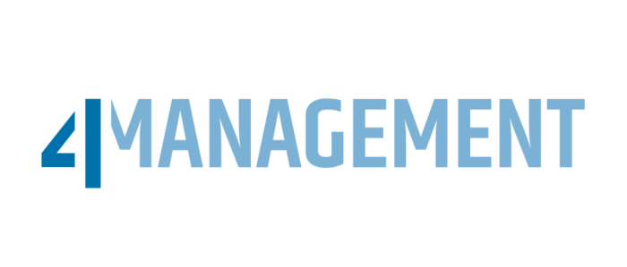 Das Bild zeigt ein grafisches Design des Wortes „MANAGEMENT” in blauer Schrift, mit der Zahl „4” in einer blauen vertikalen Linie auf der linken Seite. Das Design ist vor einem weißen Hintergrund angeordnet, wodurch die blauen Elemente besonders hervorstechen. Das Gesamtlayout wirkt einfach, klar und modern und entspricht den Richtlinien zur Barrierefreiheit.