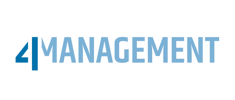 Das Bild zeigt ein grafisches Design des Wortes „MANAGEMENT” in blauer Schrift, mit der Zahl „4” in einer blauen vertikalen Linie auf der linken Seite. Das Design ist vor einem weißen Hintergrund angeordnet, wodurch die blauen Elemente besonders hervorstechen. Das Gesamtlayout wirkt einfach, klar und modern und entspricht den Richtlinien zur Barrierefreiheit.