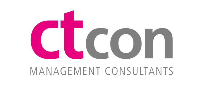Das Bild zeigt das Logo einer Firma namens „ctcon Management Consultants“. Das Logo besteht aus dem Wort „ctcon“ in rosa und grauer Schrift, darunter steht der Firmenname „MANAGEMENT CONSULTANTS“ in grauer Schrift. Das Logo ist vor einem schwarzen Hintergrund platziert, sodass es für potenzielle Kunden gut sichtbar und zugänglich ist.