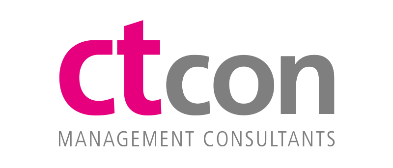 Das Bild zeigt das Logo einer Firma namens „ctcon Management Consultants“. Das Logo besteht aus dem Wort „ctcon“ in rosa und grauer Schrift, darunter steht der Firmenname „MANAGEMENT CONSULTANTS“ in grauer Schrift. Das Logo ist vor einem schwarzen Hintergrund platziert, sodass es für potenzielle Kunden gut sichtbar und zugänglich ist.