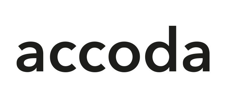 Das Bild zeigt eine schwarze rechteckige Grafik, auf der das Wort „accodia“ in großen, fetten Buchstaben deutlich sichtbar ist. Der Text ist zentriert und erstreckt sich über die gesamte Breite des Bildes, sodass er für Benutzer leicht lesbar und zugänglich ist. Das Design folgt einer klaren, minimalistischen Ästhetik, die mit den EAA-Richtlinien für barrierefreies Design übereinstimmt.