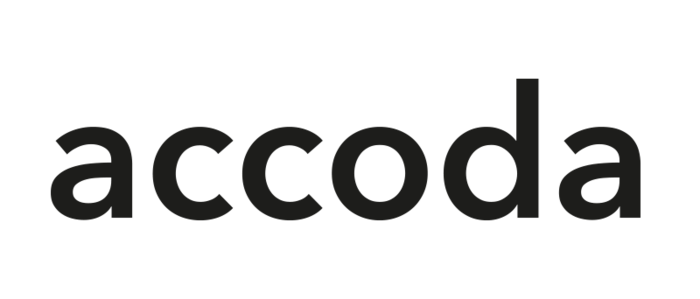 Das Bild zeigt eine schwarze rechteckige Grafik, auf der das Wort „accodia“ in großen, fetten Buchstaben deutlich sichtbar ist. Der Text ist zentriert und erstreckt sich über die gesamte Breite des Bildes, sodass er für Benutzer leicht lesbar und zugänglich ist. Das Design folgt einer klaren, minimalistischen Ästhetik, die mit den EAA-Richtlinien für barrierefreies Design übereinstimmt.
