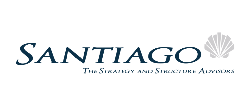 Das Bild zeigt das Logo eines Unternehmens namens „Santía“, einer Beratungsfirma für Strategie und Struktur. Das Logo besteht aus dem Firmennamen „Santía“ in großer, fetter Schrift, gefolgt vom Slogan „The Strategy and Structure Advisors“ in kleinerer, kursiver Schrift. Das Firmenlogo ist vor einem weißen Hintergrund platziert, mit einem kleinen, stilisierten Muschel-Symbol rechts neben dem „S“ in „Santía“.
