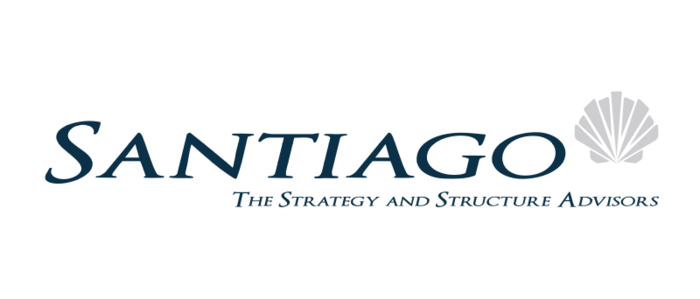 Das Bild zeigt das Logo eines Unternehmens namens „Santía“, einer Beratungsfirma für Strategie und Struktur. Das Logo besteht aus dem Firmennamen „Santía“ in großer, fetter Schrift, gefolgt vom Slogan „The Strategy and Structure Advisors“ in kleinerer, kursiver Schrift. Das Firmenlogo ist vor einem weißen Hintergrund platziert, mit einem kleinen, stilisierten Muschel-Symbol rechts neben dem „S“ in „Santía“.