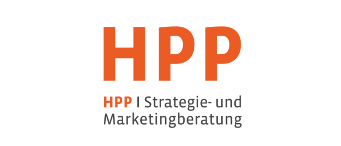Das Bild zeigt ein Logo mit dem Text „HPP” in großen orangefarbenen Buchstaben vor einem schwarzen Hintergrund. Unterhalb des Haupttextes befindet sich ein kleinerer Text mit der Aufschrift „HPP Strategy und Marketingerung” in einer kleineren Schriftgröße. Das Logo scheint für eine barrierefreie Website entworfen worden zu sein, da es kein typisches Website-Design ist.