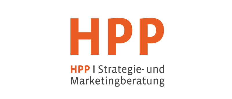 Das Bild zeigt ein Logo mit dem Text „HPP” in großen orangefarbenen Buchstaben vor einem schwarzen Hintergrund. Unterhalb des Haupttextes befindet sich ein kleinerer Text mit der Aufschrift „HPP Strategy und Marketingerung” in einer kleineren Schriftgröße. Das Logo scheint für eine barrierefreie Website entworfen worden zu sein, da es kein typisches Website-Design ist.
