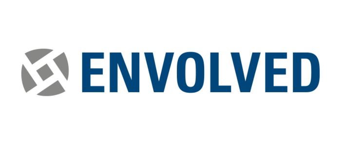 Das Bild zeigt eine Grafik mit dem Wort „ENVOLVED“ in großen blauen Buchstaben vor einem schwarzen Hintergrund. Das Wort ist zentriert und scheint im Mittelpunkt des Designs zu stehen. Die Grafik enthält außerdem einen kleinen grauen Kreis mit schwarzem Rand, der links neben dem Wort „ENVOLVED“ positioniert ist. Das Gesamtdesign ist schlicht und klar, mit kontrastierenden Farben und minimalistischen Elementen.