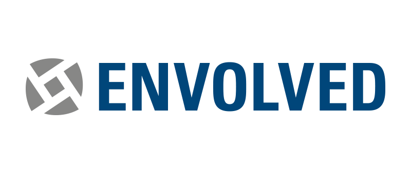 Das Bild zeigt eine Grafik mit dem Wort „ENVOLVED“ in großen blauen Buchstaben vor einem schwarzen Hintergrund. Das Wort ist zentriert und scheint im Mittelpunkt des Designs zu stehen. Die Grafik enthält außerdem einen kleinen grauen Kreis mit schwarzem Rand, der links neben dem Wort „ENVOLVED“ positioniert ist. Das Gesamtdesign ist schlicht und klar, mit kontrastierenden Farben und minimalistischen Elementen.