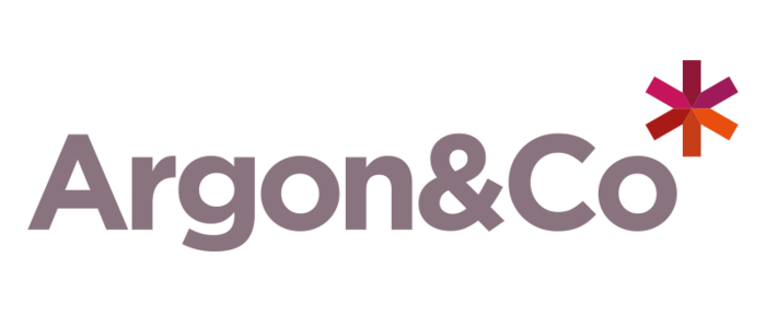 Das Bild zeigt das Logo einer Firma namens „Argon & Co.“. Das Logo besteht aus dem Firmennamen, der in großen, fetten Buchstaben in violetter Farbe auf schwarzem Hintergrund geschrieben ist. Rechts neben dem Firmennamen befindet sich eine stilisierte sternförmige Form, die dem Design eine einzigartige Note verleiht. Das Logo scheint eine einfache, aber wirkungsvolle Darstellung der Identität des Unternehmens zu sein.