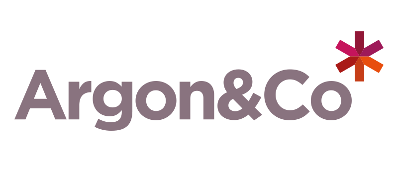 Das Bild zeigt das Logo einer Firma namens „Argon & Co.“. Das Logo besteht aus dem Firmennamen, der in großen, fetten Buchstaben in violetter Farbe auf schwarzem Hintergrund geschrieben ist. Rechts neben dem Firmennamen befindet sich eine stilisierte sternförmige Form, die dem Design eine einzigartige Note verleiht. Das Logo scheint eine einfache, aber wirkungsvolle Darstellung der Identität des Unternehmens zu sein.