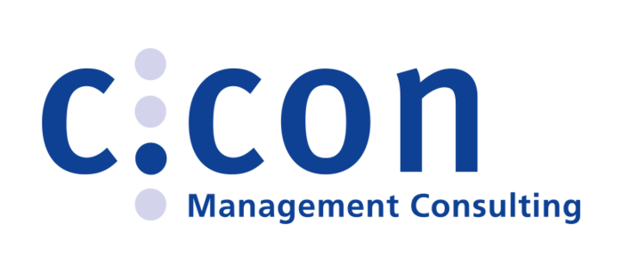 Das Bild zeigt das Logo einer Firma namens „C:CON Management Consulting“ in Blau und Weiß. Der Firmenname ist in großen blauen Buchstaben gut sichtbar dargestellt, wobei das Wort „C:“ über dem Haupttext positioniert ist. Unterhalb des Haupttextes steht in kleineren blauen Buchstaben der Ausdruck „Management Consulting“. Das Logo ist vor einem schwarzen Hintergrund platziert, wodurch es gut lesbar und optisch ansprechend ist.