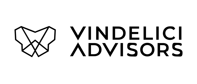 Das Bild zeichnet sich durch ein schlichtes, klares und minimalistisches Design aus, dessen Hauptelement ein schwarzes Quadrat ist. Das Quadrat steht vor einem strahlend weißen Hintergrund, wodurch ein starker Kontrast entsteht, der die Form und Gestalt des Quadrats hervorhebt. Da keine weiteren Objekte oder Texte vorhanden sind, kann sich der Betrachter ganz auf das Quadrat und dessen Komposition konzentrieren, was ein wichtiger Aspekt eines barrierefreien Website-Designs ist.