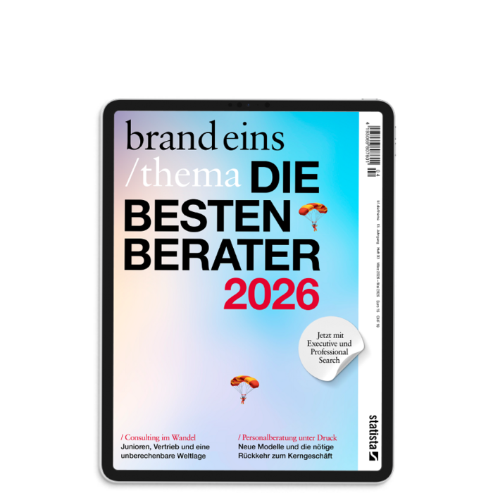 Das Bild ist das Cover eines Magazins oder Buches mit dem Titel „brand eins / thema die BESTEN BERATER 2026“ und zeigt einen blauen und orangefarbenen Hintergrund mit Farbverlauf und eine Person, die aus einem orangefarbenen Fallschirm springt. Auf dem Cover steht außerdem der Text „Consulting im Wundl Juniore, Vertiebund und eine unberchenbarige Weltige”, was übersetzt „Beratung für die Welt, Vertiebund und eine unberchenbarige Weltige” bedeutet. Zusätzlich gibt es einen kleinen kreisförmigen Text mit der Aufschrift „Jetz mit Executive und Professional Search”, was übersetzt „Suche nach Führungs- und Fachkräften” bedeutet.