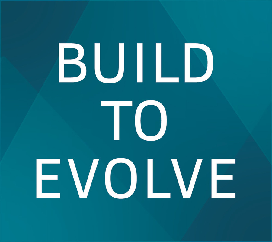 Das Bild zeigt eine Grafik mit blauem Hintergrund und weißem Text, auf dem „BUILD TO EVOLVE” (Aufbauen, um sich weiterzuentwickeln) steht. Der Text ist zentriert und scheint Teil eines größeren Designs oder einer Werbung zu sein. Die Designelemente sind einfach und klar, mit einer minimalistischen Farbpalette, die die Botschaft von Wachstum und Fortschritt unterstreicht. Das Layout ist übersichtlich, wobei der Text im Mittelpunkt steht und der Hintergrund als ergänzende Kulisse dient. Das Gesamtdesign ist zugänglich und leicht verständlich, sodass es für ein breites Publikum geeignet ist.