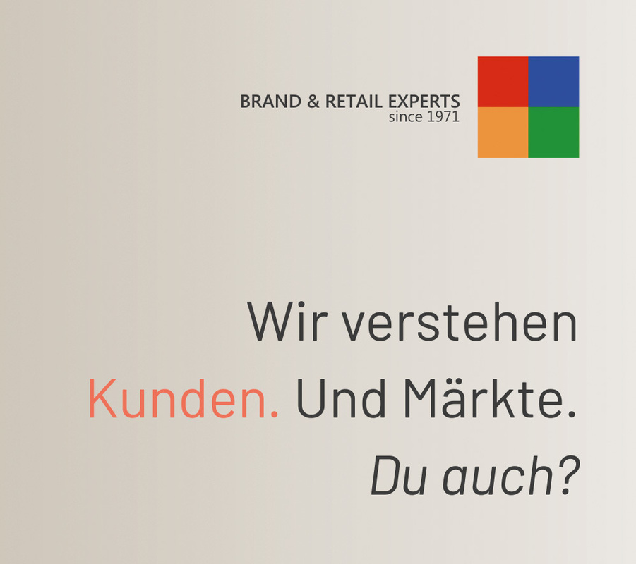 Das Bild ist ein Grafikdesign mit einem Firmenlogo und einem Slogan in deutscher Sprache. Das Logo ist ein Quadrat mit vier Farben, und der Slogan lautet „Wir verstehen Kunden. Und Märkte. Du auch?“ Der Text ist schwarz, und der Name des Unternehmens, „BRAND & RETAIL EXPERTS since 1971“, ist in schwarzer Schrift über dem Logo zu sehen.