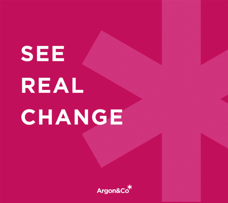 Das Bild ist ein Grafikdesign mit einem großen rosa sternförmigen Element auf rotem Hintergrund. Der Text „SEEE REAL CHANGE” ist deutlich in weißen Buchstaben zu sehen, während das Wort „Argon&Co” in kleinerer weißer Schrift in der rechten unteren Ecke steht. Das Design scheint für alle Nutzer zugänglich zu sein, auch für Menschen mit Sehbehinderungen, da es als barrierefreie Website beschrieben wird.