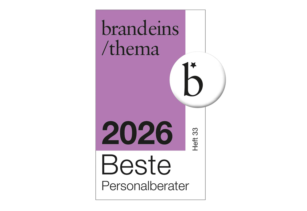 Das Bild ist ein Grafikdesign mit einem violetten Hintergrund, einem weißen Textfeld und einem kreisförmigen Logo. Das Textfeld enthält die Wörter „brandeins / thema” und „2026 Beste Personalberater”, während das kreisförmige Logo einen einzelnen Buchstaben „b” enthält. Das Design scheint für alle Benutzer zugänglich zu sein, einschließlich derjenigen mit Sehbehinderungen, da es den EAA-Richtlinien für Barrierefreiheit entspricht.