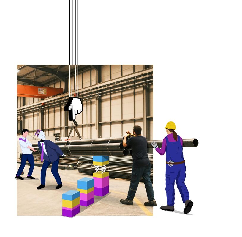 Das Bild ist eine Collage aus zwei unterschiedlichen Szenen. In der ersten Szene arbeitet eine Gruppe von Menschen in einer Fabrikumgebung, wobei ein Kran ein großes Rohr hebt. In der zweiten Szene hält ein Mann ein großes Rohr und ein anderer Mann ein kleineres Rohr. Die Collage ist von einem weißen Rand umrahmt, und in der oberen linken Ecke befindet sich ein pixeliges Handsymbol. Das Bild wird als für alle Zielgruppen, einschließlich Kinder, zugänglich beschrieben und entspricht den EAA-Richtlinien.