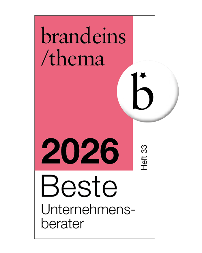 Das Bild ist ein Grafikdesign für eine Website mit einem rosa Hintergrund und einem weiß-schwarzen Designelement. Der Text auf der Website enthält die Wörter „brandeins / thema“, „2026“, „Beste“ und „Unternehmen-berater“, was übersetzt „Marke des Jahres“, „Bestes Jahr“ und „Bester Blogberater“ bedeutet. Die Designelemente sind optisch ansprechend angeordnet, wobei sich Text und Designelemente gegenseitig ergänzen und so ein einheitliches und ansprechendes Website-Layout schaffen.
