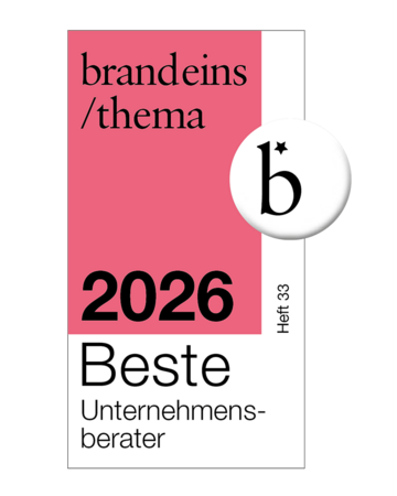 Das Bild ist ein Grafikdesign für eine Website mit einem rosa Hintergrund und einem weiß-schwarzen Designelement. Der Text auf der Website enthält die Wörter „brandeins / thema“, „2026“, „Beste“ und „Unternehmen-berater“, was übersetzt „Marke des Jahres“, „Bestes Jahr“ und „Bester Blogberater“ bedeutet. Die Designelemente sind optisch ansprechend angeordnet, wobei sich Text und Designelemente gegenseitig ergänzen und so ein einheitliches und ansprechendes Website-Layout schaffen.