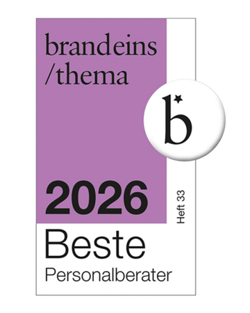 Das Bild ist ein Grafikdesign mit einem violetten Hintergrund, einem weißen und schwarzen Textfeld, einem runden Button mit dem Buchstaben „b“ darauf und einem kleineren Textfeld unterhalb des Buttons. Das Textfeld enthält die Wörter „brandeins / thema“, „2026“, „Beste“ und „Personaliser“. Das Gesamtdesign scheint für eine Vielzahl von Nutzern zugänglich zu sein, einschließlich Menschen mit Sehbehinderungen, da es klare und kontrastreiche Farben verwendet und der Text so angeordnet ist, dass er leicht zu lesen und zu verstehen ist.