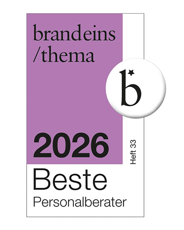 Das Bild ist ein Grafikdesign mit einem violetten Hintergrund, einem weißen und schwarzen Textfeld, einem runden Button mit dem Buchstaben „b“ darauf und einem kleineren Textfeld unterhalb des Buttons. Das Textfeld enthält die Wörter „brandeins / thema“, „2026“, „Beste“ und „Personaliser“. Das Gesamtdesign scheint für eine Vielzahl von Nutzern zugänglich zu sein, einschließlich Menschen mit Sehbehinderungen, da es klare und kontrastreiche Farben verwendet und der Text so angeordnet ist, dass er leicht zu lesen und zu verstehen ist.