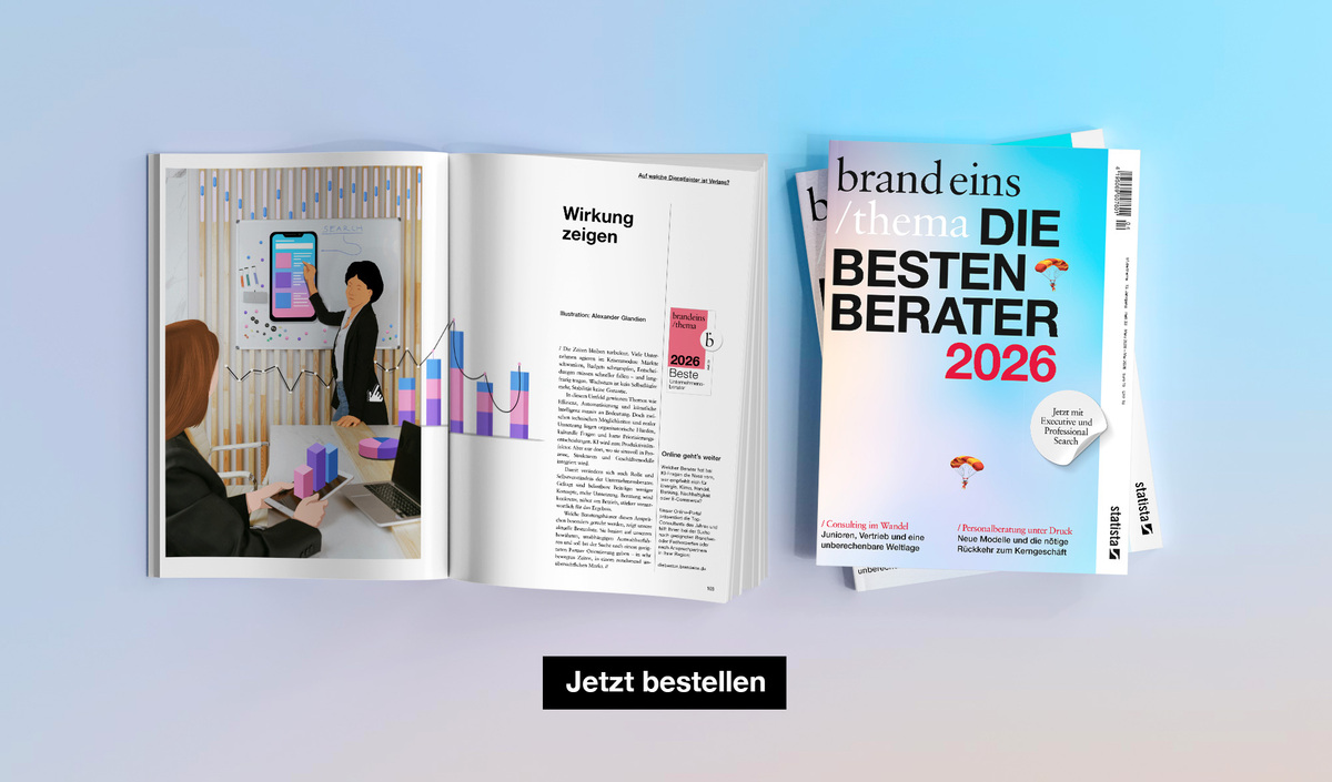Das Bild zeigt zwei Zeitschriften vor einem blauen Hintergrund. Die linke Zeitschrift ist aufgeschlagen bei einem Artikel mit einem Foto einer Person, die an einem Laptop präsentiert, während die rechte Zeitschrift geschlossen ist und ein farbenfrohes Cover mit dem Titel „brand eins / thema die BESTEN BERATER / 2026” zeigt. Das Bild enthält außerdem den Text „Jetz bestellen” am unteren Rand, was auf Deutsch „Der beste Zeitpunkt für die Marke” bedeutet.