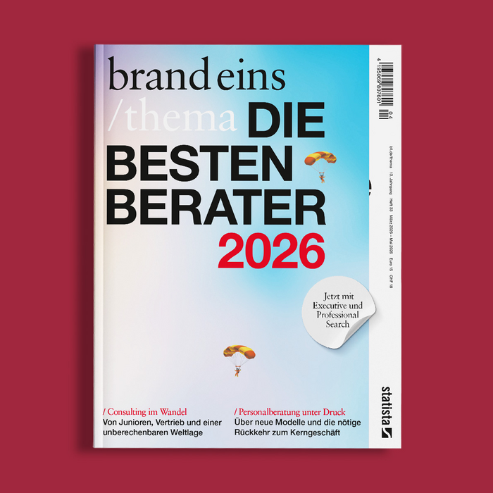 Das Bild ist das Cover einer Zeitschrift oder Publikation mit dem Titel „brand eins / thema die BESTEN BERATER 2026“ und zeigt einen blauen Hintergrund mit weißem und rotem Text. Auf dem Cover sind zwei kleine Bilder von Regenschirmen zu sehen. Der Text auf dem Cover enthält die Worte „consulting in Wandl“ und „Personalberating unter Druck“ sowie den Ausdruck „Rückbierung ze Kürgesgeschaft“. Am unteren Rand des Covers steht außerdem der Text „ZATIS” und „ZATISSTÄTISCH”.