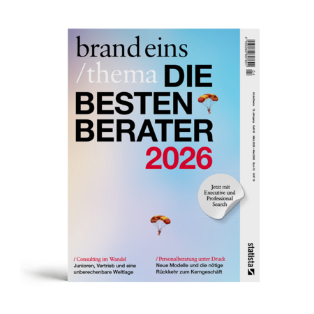 Das Bild ist das Cover einer Zeitschrift oder Publikation mit dem Titel „brand eins / thema die BESTEN BERATER 2026” und zeigt einen Hintergrund mit einem Farbverlauf von Blau zu Orange. Das Cover enthält außerdem deutschen Text, darunter die Ausdrücke „Consulting im Welt”, „Junioren”, „Verstände”, „Nue Modell und die Druck” und „Rickkehr zum Ker Geschicht”. Das Coverdesign zeigt zwei Fallschirmspringer, einen in der Mitte und einen weiteren unten rechts, die der Gesamtkomposition ein dynamisches Element verleihen.