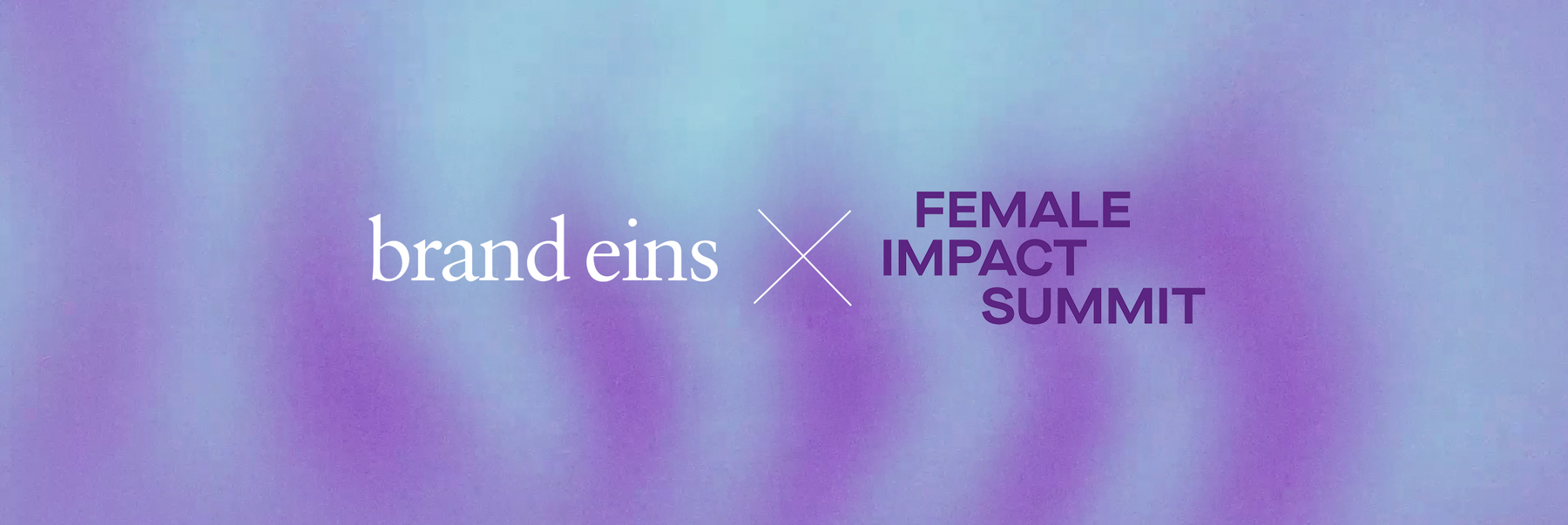 Das Bild ist ein Grafikdesign mit violettem Hintergrund und weißem Text. Der Text lautet „brand eins” auf der linken Seite und „FEMALE IMPACT SUMMIT” auf der rechten Seite. Der Text ist so angeordnet, dass er leicht lesbar und optisch ansprechend ist, wobei der Text „eins” über dem Text „impact” positioniert ist, wodurch ein ausgewogenes Layout entsteht. Das Gesamtdesign ist klar und modern, wobei der Text als visuelles Hauptelement im Vordergrund steht.