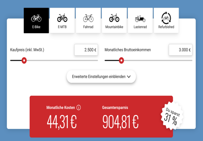 Das Bild ist ein Screenshot der Benutzeroberfläche einer Website für Fahrradverleih, auf der verschiedene Fahrradtypen und Preise zu sehen sind. Die Benutzeroberfläche enthält ein schwarzes Feld mit der Aufschrift „E-Bike“ und ein weiteres schwarzes Feld mit der Aufschrift „E-MTB“. Außerdem sind Symbole zu sehen, die verschiedene Fahrradtypen darstellen, wie beispielsweise ein Mountainbike, ein Fairyr und ein monatliches Bruteinckmen. Die Oberfläche enthält einen Schieberegler für den Mietpreis sowie ein rotes Banner, auf dem der Mietpreis und ein prozentualer Rabatt angezeigt werden. Die Texte „Monatliche Kosten“ und „Gesamtersparnis“ sind zu sehen, was darauf hinweist, dass der Schwerpunkt der Website auf dem Fahrradverleih und den jeweiligen Preisen liegt.