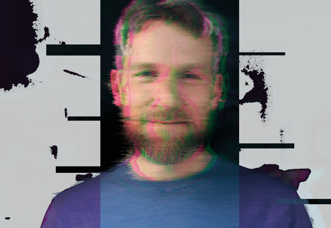 Das Bild zeigt das digitale Porträt eines bärtigen Mannes vor einem Hintergrund in Schwarz-Weiß. Der Mann trägt ein blaues Hemd, und das Bild weist eine körnige Textur mit einem Grünstich auf. Es scheint sich um einen Screenshot oder eine Collage aus mehreren kleineren Bildern zu handeln, wobei das Gesicht des Mannes im Mittelpunkt steht.