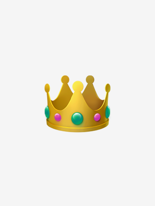 Das Bild zeigt eine goldene Krone, die mit bunten Edelsteinen, darunter grüne und rosa Steine, verziert ist und vor einem weißen Hintergrund zu sehen ist. Die Krone ist in der Bildmitte platziert und lenkt die Aufmerksamkeit des Betrachters auf ihr aufwendiges Design und ihre leuchtenden Farben. Durch den schlichten Hintergrund tritt die Krone besonders hervor und wird so zu einem auffälligen und optisch ansprechenden Element.